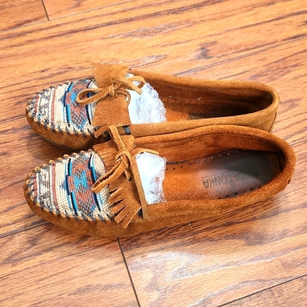 Minnetonka Women's Kilty Hardsole Moccasin - Picture 4 of 6
